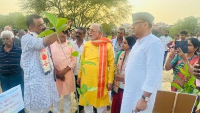वाराणसी में हरियाली बढ़ाने और प्रदूषण कम करने की दिशा में सारंगतालाब में ‘नमो वन’ परियोजना शुरू हुई है। मियावाकी पद्धति से विकसित होने वाले इस अर्बन फॉरेस्ट में 40 हजार से अधिक पौधे लगाए जाएंगे। कब्जामुक्त कराई गई भूमि पर बन रहे इस वन में ओपन जिम, पाथवे और अन्य सुविधाएं भी विकसित की जाएंगी, जिससे क्षेत्र नया ऑक्सीजन हब बनेगा।