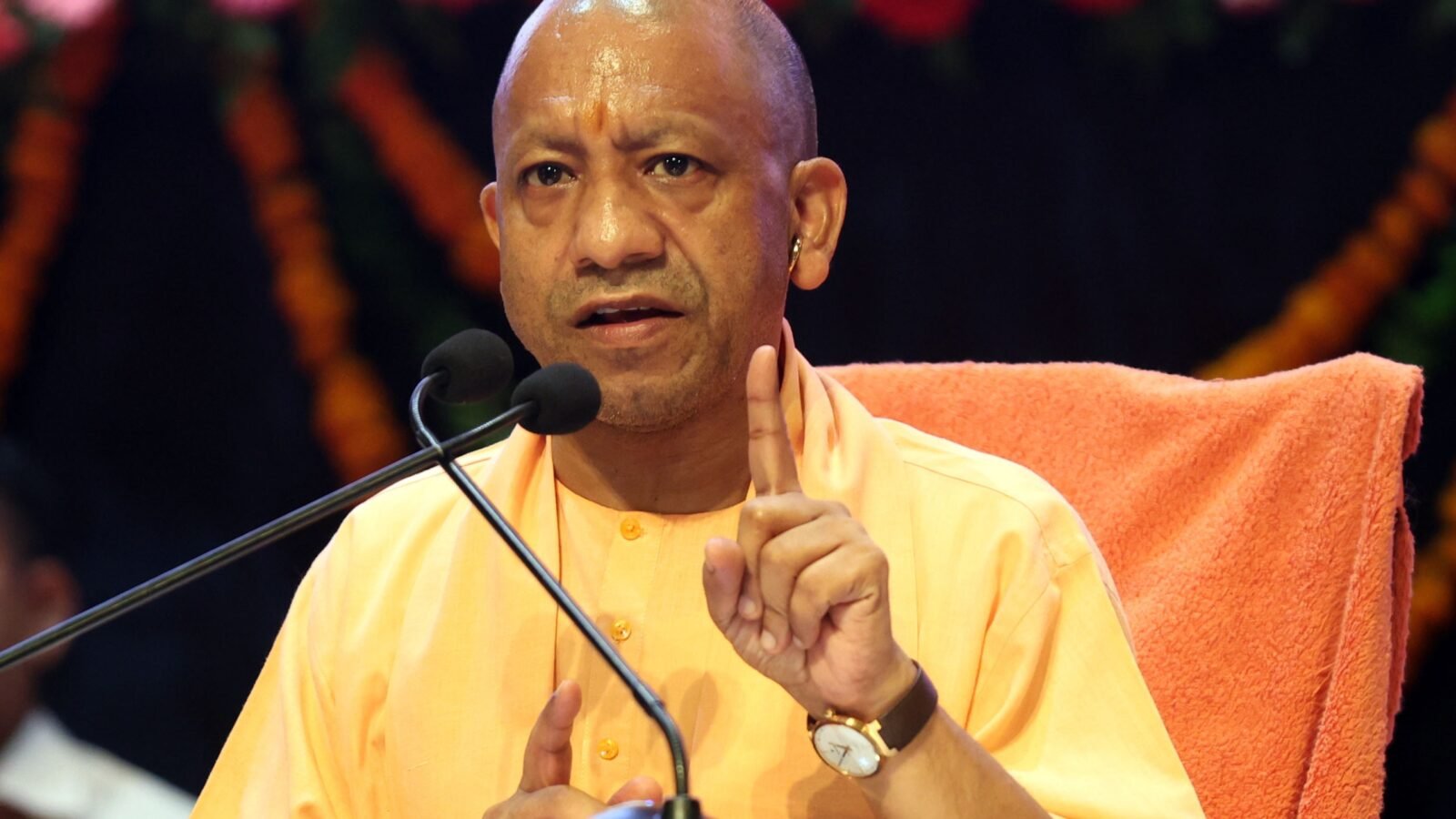 लखनऊ में आयोजित मीडिया संवाद में मुख्यमंत्री योगी आदित्यनाथ ने प्रधानमंत्री नरेंद्र मोदी के नेतृत्व में केंद्र सरकार के 12 वर्षों की उपलब्धियों को रेखांकित किया। उन्होंने कहा कि इन वर्षों में 25 करोड़ लोग गरीबी रेखा से ऊपर आए, करोड़ों परिवारों को आवास, शौचालय, उज्ज्वला और आयुष्मान भारत जैसी योजनाओं का लाभ मिला। योगी ने राष्ट्रीय सुरक्षा, सांस्कृतिक विरासत, महिला सशक्तीकरण, किसान कल्याण और आर्थिक विकास के क्षेत्र में हुए बदलावों को नए भारत की पहचान बताया।