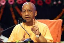 लखनऊ में आयोजित मीडिया संवाद में मुख्यमंत्री योगी आदित्यनाथ ने प्रधानमंत्री नरेंद्र मोदी के नेतृत्व में केंद्र सरकार के 12 वर्षों की उपलब्धियों को रेखांकित किया। उन्होंने कहा कि इन वर्षों में 25 करोड़ लोग गरीबी रेखा से ऊपर आए, करोड़ों परिवारों को आवास, शौचालय, उज्ज्वला और आयुष्मान भारत जैसी योजनाओं का लाभ मिला। योगी ने राष्ट्रीय सुरक्षा, सांस्कृतिक विरासत, महिला सशक्तीकरण, किसान कल्याण और आर्थिक विकास के क्षेत्र में हुए बदलावों को नए भारत की पहचान बताया।