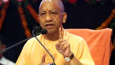 लखनऊ में आयोजित मीडिया संवाद में मुख्यमंत्री योगी आदित्यनाथ ने प्रधानमंत्री नरेंद्र मोदी के नेतृत्व में केंद्र सरकार के 12 वर्षों की उपलब्धियों को रेखांकित किया। उन्होंने कहा कि इन वर्षों में 25 करोड़ लोग गरीबी रेखा से ऊपर आए, करोड़ों परिवारों को आवास, शौचालय, उज्ज्वला और आयुष्मान भारत जैसी योजनाओं का लाभ मिला। योगी ने राष्ट्रीय सुरक्षा, सांस्कृतिक विरासत, महिला सशक्तीकरण, किसान कल्याण और आर्थिक विकास के क्षेत्र में हुए बदलावों को नए भारत की पहचान बताया।