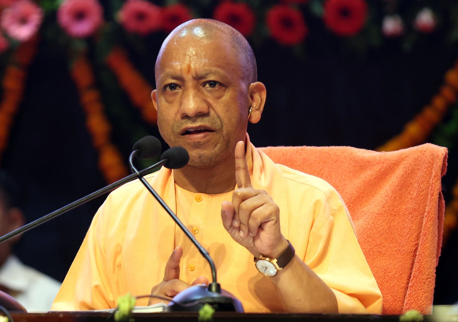 लखनऊ में आयोजित मीडिया संवाद में मुख्यमंत्री योगी आदित्यनाथ ने प्रधानमंत्री नरेंद्र मोदी के नेतृत्व में केंद्र सरकार के 12 वर्षों की उपलब्धियों को रेखांकित किया। उन्होंने कहा कि इन वर्षों में 25 करोड़ लोग गरीबी रेखा से ऊपर आए, करोड़ों परिवारों को आवास, शौचालय, उज्ज्वला और आयुष्मान भारत जैसी योजनाओं का लाभ मिला। योगी ने राष्ट्रीय सुरक्षा, सांस्कृतिक विरासत, महिला सशक्तीकरण, किसान कल्याण और आर्थिक विकास के क्षेत्र में हुए बदलावों को नए भारत की पहचान बताया।