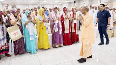 नोएडा इंटरनेशनल एयरपोर्ट से लखनऊ के लिए रवाना हुई पहली उड़ान कई किसानों के लिए ऐतिहासिक और भावुक पल बन गई। एयरपोर्ट निर्माण के लिए अपनी जमीन देने वाले किसान इस विशेष उड़ान के यात्री बने। किसानों ने मुख्यमंत्री योगी आदित्यनाथ का आभार जताते हुए कहा कि वर्षों पुराना हवाई यात्रा का सपना पूरा हुआ है। किसानों का कहना है कि सरकार ने उन्हें केवल मुआवजा ही नहीं दिया, बल्कि विकास यात्रा का सहभागी बनाकर सम्मान भी दिया है।