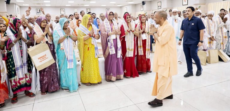 नोएडा इंटरनेशनल एयरपोर्ट से लखनऊ के लिए रवाना हुई पहली उड़ान कई किसानों के लिए ऐतिहासिक और भावुक पल बन गई। एयरपोर्ट निर्माण के लिए अपनी जमीन देने वाले किसान इस विशेष उड़ान के यात्री बने। किसानों ने मुख्यमंत्री योगी आदित्यनाथ का आभार जताते हुए कहा कि वर्षों पुराना हवाई यात्रा का सपना पूरा हुआ है। किसानों का कहना है कि सरकार ने उन्हें केवल मुआवजा ही नहीं दिया, बल्कि विकास यात्रा का सहभागी बनाकर सम्मान भी दिया है।
