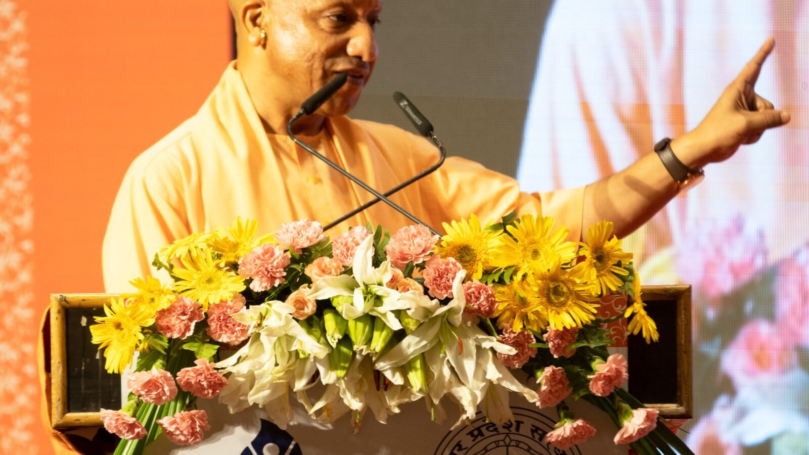 लखनऊ में आयोजित डिजिटल डेमोक्रेसी डायलॉग ‘त्रिवेणी’ के समापन सत्र में मुख्यमंत्री योगी आदित्यनाथ ने कहा कि 2017 से पहले पुलिस की जमीन पर माफिया का कब्जा था, जिसे मुक्त कराकर वहां स्टेट फॉरेंसिक इंस्टीट्यूट स्थापित किया गया। उन्होंने ब्रह्मोस मिसाइल निर्माण, डिफेंस कॉरिडोर, कानून-व्यवस्था, मेडिकल शिक्षा और यूपी की आर्थिक प्रगति पर भी चर्चा की। मुख्यमंत्री ने कहा कि उत्तर प्रदेश अब पहचान के संकट से निकलकर देश की शीर्ष तीन अर्थव्यवस्थाओं में शामिल हो चुका है।