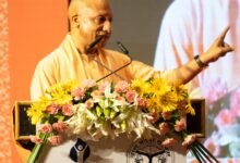 लखनऊ में आयोजित डिजिटल डेमोक्रेसी डायलॉग ‘त्रिवेणी’ के समापन सत्र में मुख्यमंत्री योगी आदित्यनाथ ने कहा कि 2017 से पहले पुलिस की जमीन पर माफिया का कब्जा था, जिसे मुक्त कराकर वहां स्टेट फॉरेंसिक इंस्टीट्यूट स्थापित किया गया। उन्होंने ब्रह्मोस मिसाइल निर्माण, डिफेंस कॉरिडोर, कानून-व्यवस्था, मेडिकल शिक्षा और यूपी की आर्थिक प्रगति पर भी चर्चा की। मुख्यमंत्री ने कहा कि उत्तर प्रदेश अब पहचान के संकट से निकलकर देश की शीर्ष तीन अर्थव्यवस्थाओं में शामिल हो चुका है।