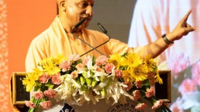 लखनऊ में आयोजित डिजिटल डेमोक्रेसी डायलॉग ‘त्रिवेणी’ के समापन सत्र में मुख्यमंत्री योगी आदित्यनाथ ने कहा कि 2017 से पहले पुलिस की जमीन पर माफिया का कब्जा था, जिसे मुक्त कराकर वहां स्टेट फॉरेंसिक इंस्टीट्यूट स्थापित किया गया। उन्होंने ब्रह्मोस मिसाइल निर्माण, डिफेंस कॉरिडोर, कानून-व्यवस्था, मेडिकल शिक्षा और यूपी की आर्थिक प्रगति पर भी चर्चा की। मुख्यमंत्री ने कहा कि उत्तर प्रदेश अब पहचान के संकट से निकलकर देश की शीर्ष तीन अर्थव्यवस्थाओं में शामिल हो चुका है।