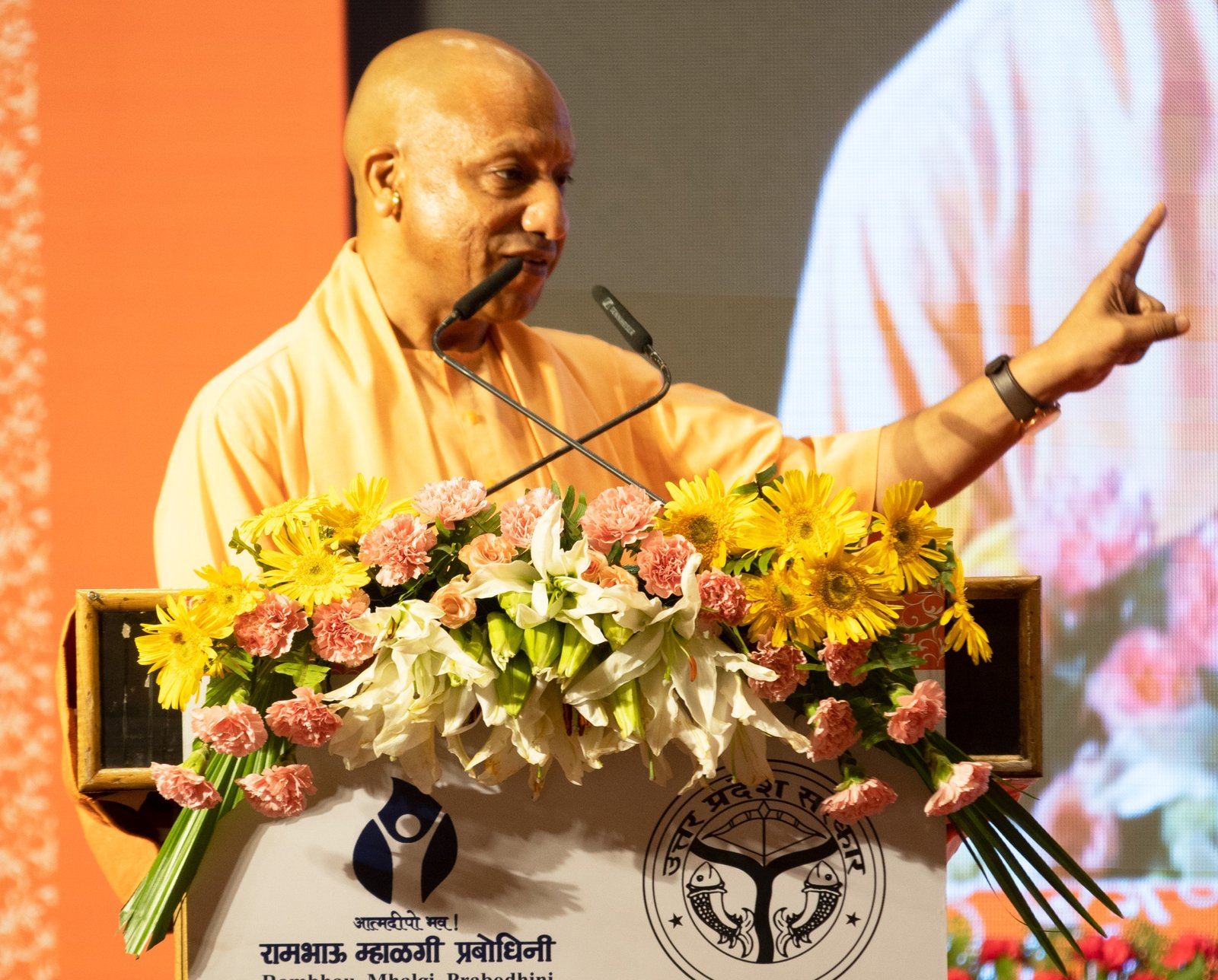 लखनऊ में आयोजित डिजिटल डेमोक्रेसी डायलॉग ‘त्रिवेणी’ के समापन सत्र में मुख्यमंत्री योगी आदित्यनाथ ने कहा कि 2017 से पहले पुलिस की जमीन पर माफिया का कब्जा था, जिसे मुक्त कराकर वहां स्टेट फॉरेंसिक इंस्टीट्यूट स्थापित किया गया। उन्होंने ब्रह्मोस मिसाइल निर्माण, डिफेंस कॉरिडोर, कानून-व्यवस्था, मेडिकल शिक्षा और यूपी की आर्थिक प्रगति पर भी चर्चा की। मुख्यमंत्री ने कहा कि उत्तर प्रदेश अब पहचान के संकट से निकलकर देश की शीर्ष तीन अर्थव्यवस्थाओं में शामिल हो चुका है।