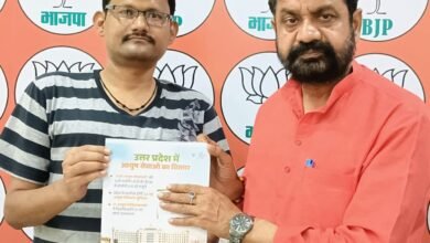 उत्तर प्रदेश सरकार ने आयुष सेवाओं के विस्तार के लिए 2026-27 की कार्ययोजना को मंजूरी दी है। इसके तहत 23 नई आयुष मोबाइल मेडिकल यूनिट्स स्थापित की जाएंगी, जो ग्रामीण, आदिवासी और दूरस्थ क्षेत्रों में स्वास्थ्य सेवाएं उपलब्ध कराएंगी। साथ ही 17 आयुष महाविद्यालयों में 51 स्मार्ट क्लासरूम विकसित किए जाएंगे, जिनमें डिजिटल शिक्षण सुविधाएं होंगी। यह पहल आयुष चिकित्सा को आधुनिक तकनीक से जोड़ते हुए स्वास्थ्य और शिक्षा दोनों क्षेत्रों को मजबूत करेगी।