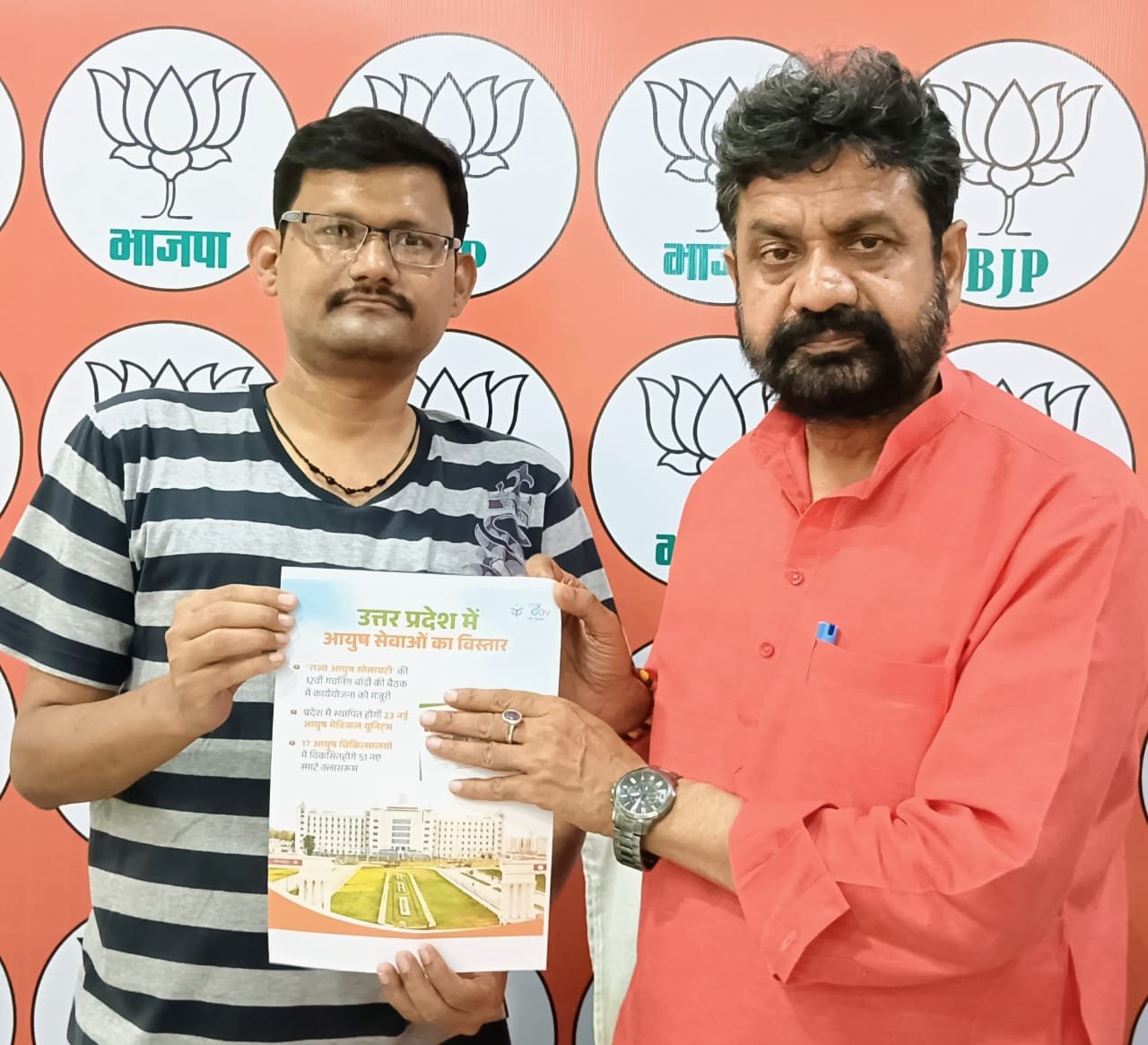 उत्तर प्रदेश सरकार ने आयुष सेवाओं के विस्तार के लिए 2026-27 की कार्ययोजना को मंजूरी दी है। इसके तहत 23 नई आयुष मोबाइल मेडिकल यूनिट्स स्थापित की जाएंगी, जो ग्रामीण, आदिवासी और दूरस्थ क्षेत्रों में स्वास्थ्य सेवाएं उपलब्ध कराएंगी। साथ ही 17 आयुष महाविद्यालयों में 51 स्मार्ट क्लासरूम विकसित किए जाएंगे, जिनमें डिजिटल शिक्षण सुविधाएं होंगी। यह पहल आयुष चिकित्सा को आधुनिक तकनीक से जोड़ते हुए स्वास्थ्य और शिक्षा दोनों क्षेत्रों को मजबूत करेगी।
