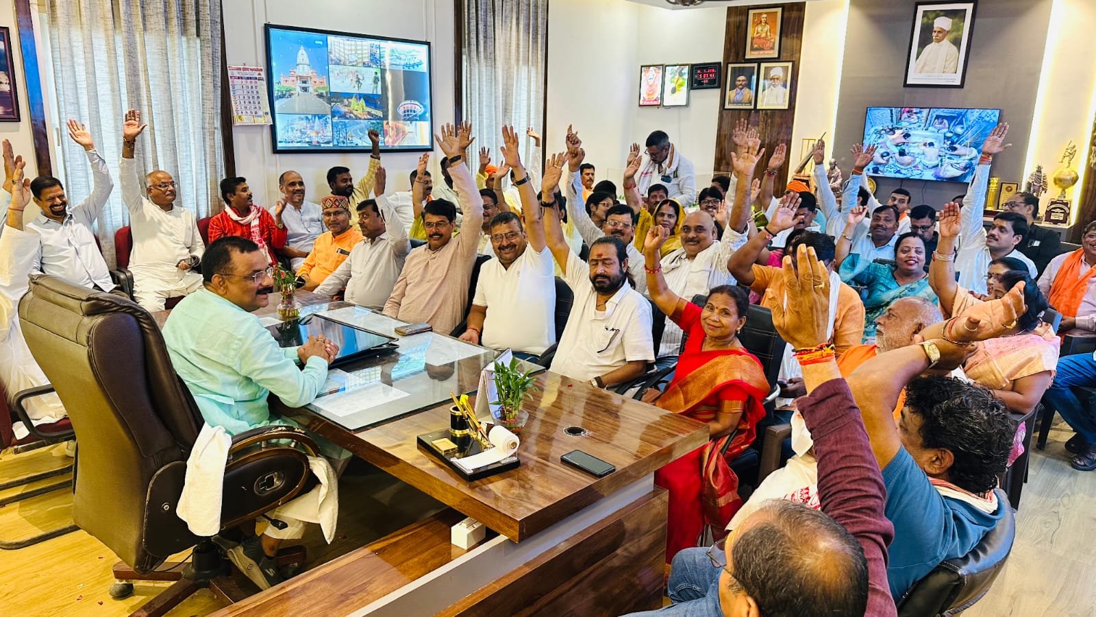 केंद्रीय मंत्रिमंडल द्वारा वाराणसी के लिए ₹25,446 करोड़ की गंगा एवं वरुणा एलिवेटेड कॉरिडोर परियोजनाओं को मंजूरी मिलने पर शहर में उत्सव का माहौल रहा। नगर निगम, भाजपा काशी क्षेत्र कार्यालय और संसदीय जनसंपर्क कार्यालय में आयोजित कार्यक्रमों में महापौर, विधायक, भाजपा पदाधिकारियों और कार्यकर्ताओं ने प्रधानमंत्री नरेंद्र मोदी के प्रति आभार व्यक्त किया। नेताओं ने कहा कि यह परियोजना वाराणसी को जाम से राहत दिलाने के साथ पर्यटन, व्यापार और क्षेत्रीय विकास को नई गति देगी।