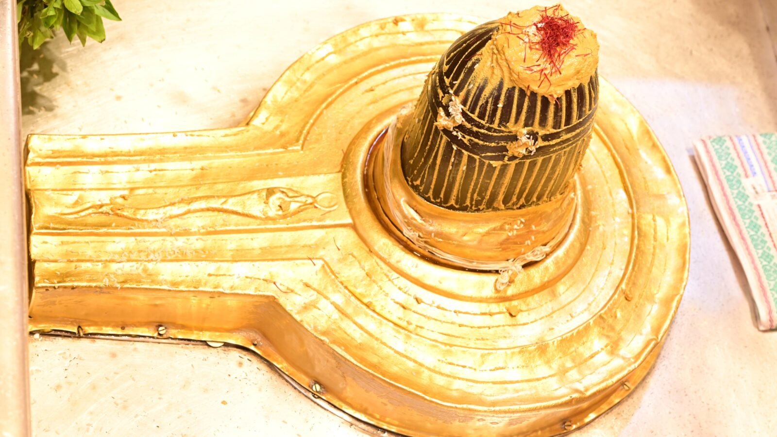 श्रावण मास के प्रथम दिन श्री काशी विश्वनाथ मंदिर में लाखों श्रद्धालुओं ने बाबा विश्वनाथ का जलाभिषेक और दर्शन किया। मंगला आरती के बाद मंदिर परिसर 'हर-हर महादेव' के जयघोष से गूंज उठा। श्रद्धालुओं की सुविधा के लिए रेड कार्पेट, सुरक्षा, चिकित्सा, पेयजल, ओआरएस, विश्राम स्थल और सुचारु दर्शन व्यवस्था के व्यापक प्रबंध किए गए।