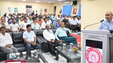 भारत सरकार के गृह मंत्रालय के राजभाषा विभाग के तत्वावधान में नराकास, वाराणसी की छमाही बैठक बरेका में आयोजित हुई। अध्यक्षता महाप्रबंधक आशुतोष पंत ने की। बैठक में राजभाषा हिंदी के प्रभावी, सरल और तकनीक-सम्मत प्रयोग, डिजिटल माध्यमों में हिंदी के विस्तार तथा सदस्य कार्यालयों के बेहतर समन्वय पर चर्चा हुई। इस अवसर पर 'बनारस दर्पण' और 'अभ्युदय' पत्रिकाओं का लोकार्पण किया गया तथा 60 से अधिक केंद्रीय कार्यालयों के प्रतिनिधियों ने सहभागिता की।