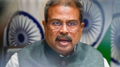 नीट पेपर लीक विवाद के बीच केंद्रीय शिक्षा मंत्री धर्मेंद्र प्रधान ने नैतिक जिम्मेदारी लेते हुए अपने पद से इस्तीफा दे दिया। उन्होंने कहा कि विद्यार्थियों का भविष्य और देश की एकता सर्वोपरि है। सरकार ने मामले की जांच, परीक्षा सुधार और छात्रों के हितों को लेकर कई कदम उठाने का भरोसा दिया। इसके बाद कॉकरोच जनता पार्टी (सीजेपी) ने सरकार से आश्वासन मिलने पर जंतर-मंतर पर पिछले एक महीने से चल रहा अपना आंदोलन वापस लेने की घोषणा कर दी।