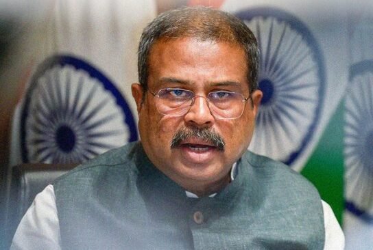 नीट पेपर लीक विवाद के बीच केंद्रीय शिक्षा मंत्री धर्मेंद्र प्रधान ने नैतिक जिम्मेदारी लेते हुए अपने पद से इस्तीफा दे दिया। उन्होंने कहा कि विद्यार्थियों का भविष्य और देश की एकता सर्वोपरि है। सरकार ने मामले की जांच, परीक्षा सुधार और छात्रों के हितों को लेकर कई कदम उठाने का भरोसा दिया। इसके बाद कॉकरोच जनता पार्टी (सीजेपी) ने सरकार से आश्वासन मिलने पर जंतर-मंतर पर पिछले एक महीने से चल रहा अपना आंदोलन वापस लेने की घोषणा कर दी।
