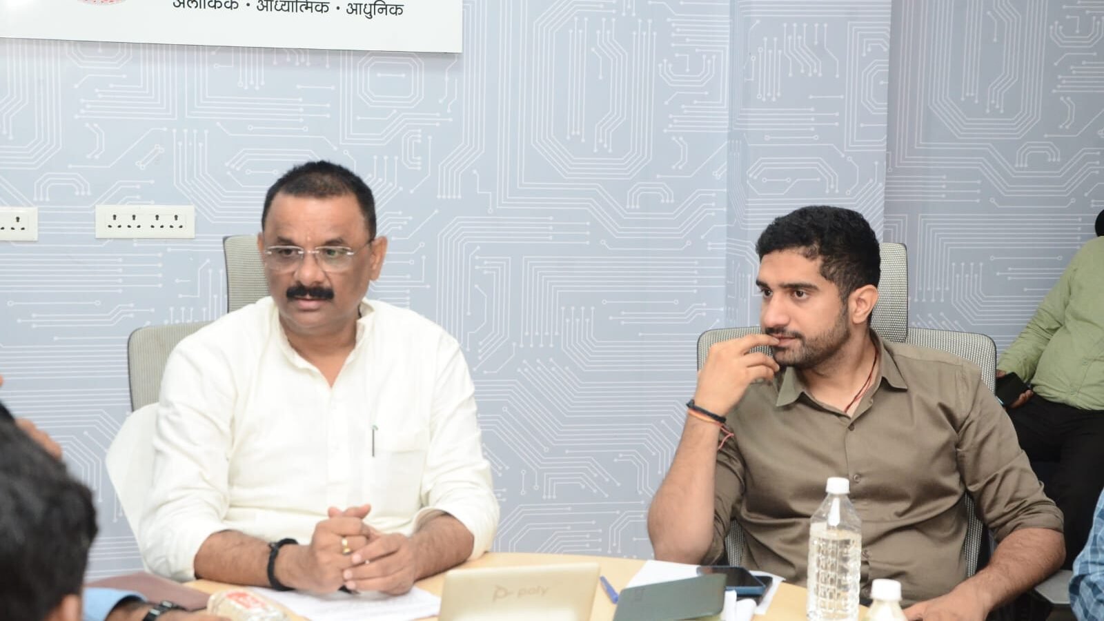 वाराणसी नगर निगम ने शहर की बुनियादी जनसमस्याओं के त्वरित निस्तारण के लिए 21 जुलाई से स्मार्ट पायलट प्रोजेक्ट शुरू किया है। प्रथम चरण में गंगा तटवर्ती 25 वार्डों के नागरिक WhatsApp चैटबॉट 8601872601 पर शिकायत दर्ज कर सकेंगे। सफाई, सीवर ओवरफ्लो, स्ट्रीट लाइट, जलभराव समेत 14 प्रमुख समस्याओं का अधिकतम चार घंटे में समाधान सुनिश्चित किया जाएगा। पूरी प्रक्रिया जीपीएस, फोटो और कमांड एंड कंट्रोल सेंटर की निगरानी में पारदर्शी तरीके से संचालित होगी।