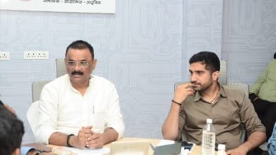 वाराणसी नगर निगम ने शहर की बुनियादी जनसमस्याओं के त्वरित निस्तारण के लिए 21 जुलाई से स्मार्ट पायलट प्रोजेक्ट शुरू किया है। प्रथम चरण में गंगा तटवर्ती 25 वार्डों के नागरिक WhatsApp चैटबॉट 8601872601 पर शिकायत दर्ज कर सकेंगे। सफाई, सीवर ओवरफ्लो, स्ट्रीट लाइट, जलभराव समेत 14 प्रमुख समस्याओं का अधिकतम चार घंटे में समाधान सुनिश्चित किया जाएगा। पूरी प्रक्रिया जीपीएस, फोटो और कमांड एंड कंट्रोल सेंटर की निगरानी में पारदर्शी तरीके से संचालित होगी।