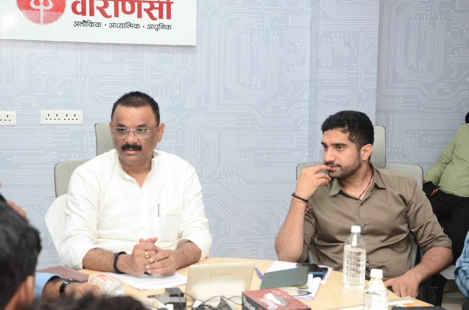 वाराणसी नगर निगम ने शहर की बुनियादी जनसमस्याओं के त्वरित निस्तारण के लिए 21 जुलाई से स्मार्ट पायलट प्रोजेक्ट शुरू किया है। प्रथम चरण में गंगा तटवर्ती 25 वार्डों के नागरिक WhatsApp चैटबॉट 8601872601 पर शिकायत दर्ज कर सकेंगे। सफाई, सीवर ओवरफ्लो, स्ट्रीट लाइट, जलभराव समेत 14 प्रमुख समस्याओं का अधिकतम चार घंटे में समाधान सुनिश्चित किया जाएगा। पूरी प्रक्रिया जीपीएस, फोटो और कमांड एंड कंट्रोल सेंटर की निगरानी में पारदर्शी तरीके से संचालित होगी।