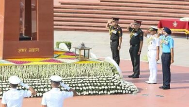 कारगिल विजय दिवस के अवसर पर प्रधानमंत्री नरेंद्र मोदी और रक्षा मंत्री राजनाथ सिंह ने कारगिल के वीर शहीदों को श्रद्धांजलि अर्पित की। प्रधानमंत्री ने कहा कि भारतीय सैनिकों का अदम्य साहस, कर्तव्यनिष्ठा और राष्ट्रभक्ति सदैव राष्ट्रीय गौरव का स्रोत रहेगी। रक्षा मंत्री ने भी कारगिल युद्ध में बलिदान देने वाले वीर जवानों को नमन करते हुए कहा कि उनका त्याग और पराक्रम देशवासियों को हमेशा प्रेरित करता रहेगा। पूरा राष्ट्र उनके बलिदान का सदैव ऋणी रहेगा।