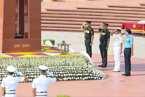 कारगिल विजय दिवस के अवसर पर प्रधानमंत्री नरेंद्र मोदी और रक्षा मंत्री राजनाथ सिंह ने कारगिल के वीर शहीदों को श्रद्धांजलि अर्पित की। प्रधानमंत्री ने कहा कि भारतीय सैनिकों का अदम्य साहस, कर्तव्यनिष्ठा और राष्ट्रभक्ति सदैव राष्ट्रीय गौरव का स्रोत रहेगी। रक्षा मंत्री ने भी कारगिल युद्ध में बलिदान देने वाले वीर जवानों को नमन करते हुए कहा कि उनका त्याग और पराक्रम देशवासियों को हमेशा प्रेरित करता रहेगा। पूरा राष्ट्र उनके बलिदान का सदैव ऋणी रहेगा।
