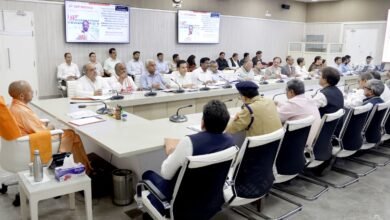 मुख्यमंत्री योगी आदित्यनाथ ने 25 से 29 सितंबर 2026 तक ग्रेटर नोएडा में आयोजित होने वाले यूपी इंटरनेशनल ट्रेड शो (UPITS 2026) की तैयारियों की समीक्षा की। इस आयोजन में 85 देशों के 550 से अधिक अंतरराष्ट्रीय खरीदार, 2400 से अधिक प्रदर्शक और लाखों आगंतुक शामिल होंगे। ट्रेड शो के माध्यम से उत्तर प्रदेश की औद्योगिक क्षमता, ओडीओपी, एमएसएमई, निर्यात, निवेश और सांस्कृतिक विरासत को वैश्विक मंच पर प्रदर्शित किया जाएगा।
