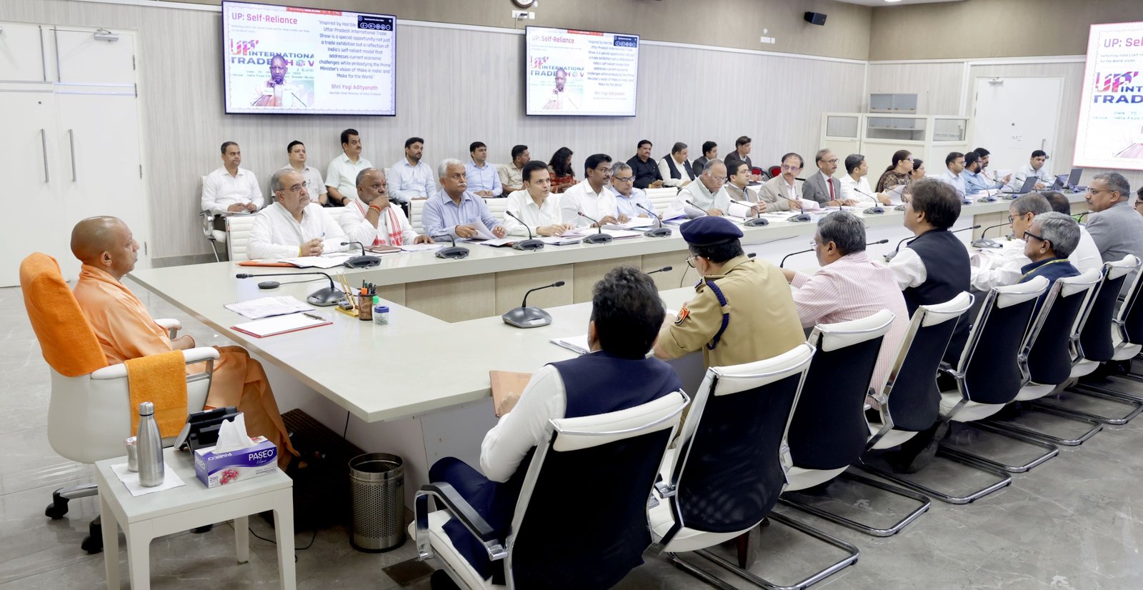 मुख्यमंत्री योगी आदित्यनाथ ने 25 से 29 सितंबर 2026 तक ग्रेटर नोएडा में आयोजित होने वाले यूपी इंटरनेशनल ट्रेड शो (UPITS 2026) की तैयारियों की समीक्षा की। इस आयोजन में 85 देशों के 550 से अधिक अंतरराष्ट्रीय खरीदार, 2400 से अधिक प्रदर्शक और लाखों आगंतुक शामिल होंगे। ट्रेड शो के माध्यम से उत्तर प्रदेश की औद्योगिक क्षमता, ओडीओपी, एमएसएमई, निर्यात, निवेश और सांस्कृतिक विरासत को वैश्विक मंच पर प्रदर्शित किया जाएगा।