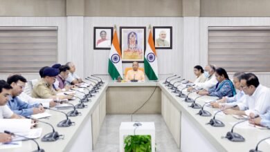 लखनऊ में मुख्यमंत्री योगी आदित्यनाथ ने श्रावण मास, कांवड़ यात्रा और आगामी पर्वों की तैयारियों की समीक्षा करते हुए अधिकारियों को सुरक्षा, कानून व्यवस्था, स्वास्थ्य, स्वच्छता और यातायात व्यवस्था मजबूत रखने के निर्देश दिए। उन्होंने खाद्य पदार्थों में मिलावट, ओवररेटिंग, अफवाह फैलाने और सामाजिक सौहार्द बिगाड़ने वालों पर कड़ी कार्रवाई के आदेश दिए। साथ ही बिजली की ओवर बिलिंग, भ्रष्टाचार और जनसमस्याओं के त्वरित समाधान पर भी विशेष जोर दिया।