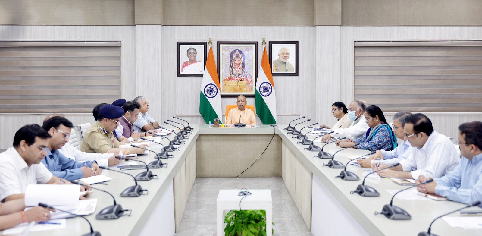 लखनऊ में मुख्यमंत्री योगी आदित्यनाथ ने श्रावण मास, कांवड़ यात्रा और आगामी पर्वों की तैयारियों की समीक्षा करते हुए अधिकारियों को सुरक्षा, कानून व्यवस्था, स्वास्थ्य, स्वच्छता और यातायात व्यवस्था मजबूत रखने के निर्देश दिए। उन्होंने खाद्य पदार्थों में मिलावट, ओवररेटिंग, अफवाह फैलाने और सामाजिक सौहार्द बिगाड़ने वालों पर कड़ी कार्रवाई के आदेश दिए। साथ ही बिजली की ओवर बिलिंग, भ्रष्टाचार और जनसमस्याओं के त्वरित समाधान पर भी विशेष जोर दिया।