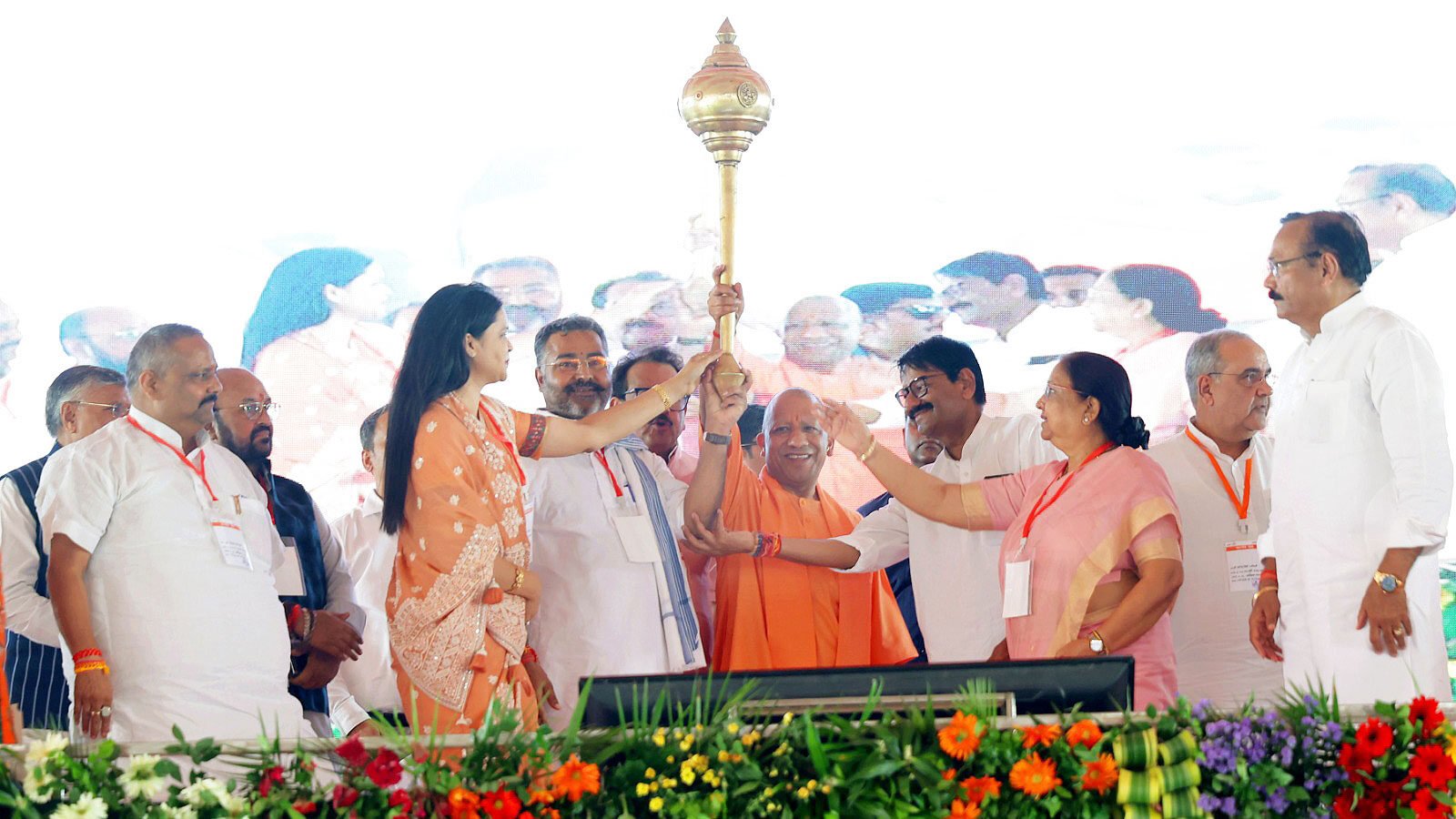 मुख्यमंत्री योगी आदित्यनाथ ने आगरा में 342 करोड़ रुपये से अधिक की 53 विकास परियोजनाओं का लोकार्पण एवं शिलान्यास किया। उन्होंने छत्रपति शिवाजी महाराज के नाम पर बन रहे संग्रहालय, डिफेंस मैन्युफैक्चरिंग कॉरिडोर, इंटरनेशनल एयरपोर्ट, 10 नई टाउनशिप, किसानों के हितों, महिला श्रमजीवी हॉस्टल और स्मार्ट सिटी परियोजनाओं की जानकारी दी। मुख्यमंत्री ने कानून-व्यवस्था, रोजगार और विकास को लेकर सरकार की उपलब्धियां गिनाईं तथा समाजवादी पार्टी और कांग्रेस की पूर्व सरकारों पर तीखा राजनीतिक हमला भी बोला।