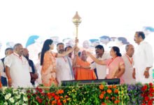 मुख्यमंत्री योगी आदित्यनाथ ने आगरा में 342 करोड़ रुपये से अधिक की 53 विकास परियोजनाओं का लोकार्पण एवं शिलान्यास किया। उन्होंने छत्रपति शिवाजी महाराज के नाम पर बन रहे संग्रहालय, डिफेंस मैन्युफैक्चरिंग कॉरिडोर, इंटरनेशनल एयरपोर्ट, 10 नई टाउनशिप, किसानों के हितों, महिला श्रमजीवी हॉस्टल और स्मार्ट सिटी परियोजनाओं की जानकारी दी। मुख्यमंत्री ने कानून-व्यवस्था, रोजगार और विकास को लेकर सरकार की उपलब्धियां गिनाईं तथा समाजवादी पार्टी और कांग्रेस की पूर्व सरकारों पर तीखा राजनीतिक हमला भी बोला।