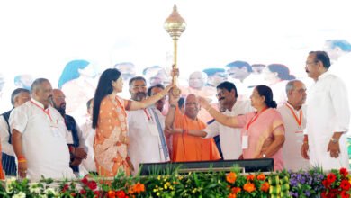मुख्यमंत्री योगी आदित्यनाथ ने आगरा में 342 करोड़ रुपये से अधिक की 53 विकास परियोजनाओं का लोकार्पण एवं शिलान्यास किया। उन्होंने छत्रपति शिवाजी महाराज के नाम पर बन रहे संग्रहालय, डिफेंस मैन्युफैक्चरिंग कॉरिडोर, इंटरनेशनल एयरपोर्ट, 10 नई टाउनशिप, किसानों के हितों, महिला श्रमजीवी हॉस्टल और स्मार्ट सिटी परियोजनाओं की जानकारी दी। मुख्यमंत्री ने कानून-व्यवस्था, रोजगार और विकास को लेकर सरकार की उपलब्धियां गिनाईं तथा समाजवादी पार्टी और कांग्रेस की पूर्व सरकारों पर तीखा राजनीतिक हमला भी बोला।