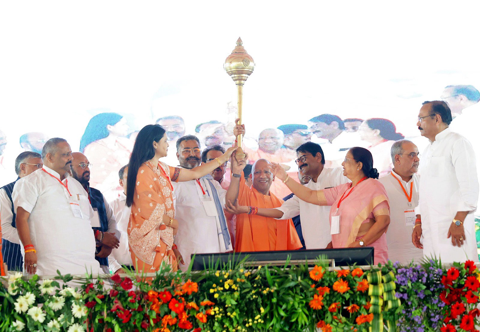 मुख्यमंत्री योगी आदित्यनाथ ने आगरा में 342 करोड़ रुपये से अधिक की 53 विकास परियोजनाओं का लोकार्पण एवं शिलान्यास किया। उन्होंने छत्रपति शिवाजी महाराज के नाम पर बन रहे संग्रहालय, डिफेंस मैन्युफैक्चरिंग कॉरिडोर, इंटरनेशनल एयरपोर्ट, 10 नई टाउनशिप, किसानों के हितों, महिला श्रमजीवी हॉस्टल और स्मार्ट सिटी परियोजनाओं की जानकारी दी। मुख्यमंत्री ने कानून-व्यवस्था, रोजगार और विकास को लेकर सरकार की उपलब्धियां गिनाईं तथा समाजवादी पार्टी और कांग्रेस की पूर्व सरकारों पर तीखा राजनीतिक हमला भी बोला।