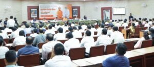 मुख्यमंत्री योगी आदित्यनाथ ने आगरा दौरे के दौरान समीक्षा बैठक में विकास कार्यों और जनकल्याण योजनाओं की प्रगति पर अधिकारियों से जवाब-तलब किया। जल जीवन मिशन के तहत सड़क मरम्मत में लापरवाही पर उन्होंने ठेकेदारों को ब्लैकलिस्ट करने और जिम्मेदार अधिकारियों पर एफआईआर दर्ज कराने के निर्देश दिए। साथ ही रेहड़ी-पटरी दुकानदारों के पुनर्वास, स्वास्थ्य, शिक्षा, उद्योग, अवैध खनन पर रोक, किसानों के हित और कांवड़ यात्रा की तैयारियों को लेकर भी महत्वपूर्ण निर्देश जारी किए।