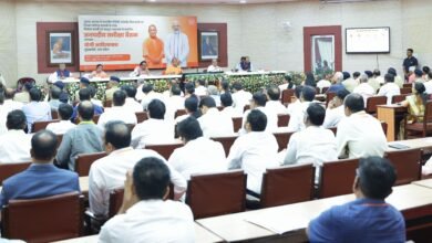 मुख्यमंत्री योगी आदित्यनाथ ने आगरा दौरे के दौरान समीक्षा बैठक में विकास कार्यों और जनकल्याण योजनाओं की प्रगति पर अधिकारियों से जवाब-तलब किया। जल जीवन मिशन के तहत सड़क मरम्मत में लापरवाही पर उन्होंने ठेकेदारों को ब्लैकलिस्ट करने और जिम्मेदार अधिकारियों पर एफआईआर दर्ज कराने के निर्देश दिए। साथ ही रेहड़ी-पटरी दुकानदारों के पुनर्वास, स्वास्थ्य, शिक्षा, उद्योग, अवैध खनन पर रोक, किसानों के हित और कांवड़ यात्रा की तैयारियों को लेकर भी महत्वपूर्ण निर्देश जारी किए।