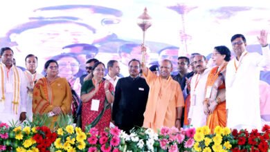 मुख्यमंत्री योगी आदित्यनाथ ने इटावा दौरे के दौरान 604 करोड़ रुपये की लागत वाली 128 विकास परियोजनाओं का लोकार्पण एवं शिलान्यास किया। उन्होंने मेडिकल शिक्षा, सड़क, एक्सप्रेसवे, जल जीवन मिशन, रोजगार और कानून व्यवस्था में सरकार की उपलब्धियों का उल्लेख करते हुए पूर्ववर्ती समाजवादी पार्टी सरकार पर तीखा हमला बोला। साथ ही विभिन्न सरकारी योजनाओं के लाभार्थियों को प्रमाण पत्र, चेक, चाबी एवं अन्य सहायता सामग्री भी वितरित की गई।