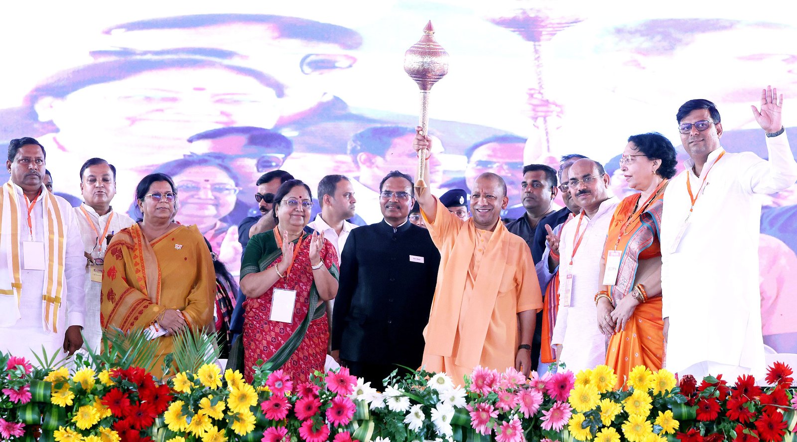 मुख्यमंत्री योगी आदित्यनाथ ने इटावा दौरे के दौरान 604 करोड़ रुपये की लागत वाली 128 विकास परियोजनाओं का लोकार्पण एवं शिलान्यास किया। उन्होंने मेडिकल शिक्षा, सड़क, एक्सप्रेसवे, जल जीवन मिशन, रोजगार और कानून व्यवस्था में सरकार की उपलब्धियों का उल्लेख करते हुए पूर्ववर्ती समाजवादी पार्टी सरकार पर तीखा हमला बोला। साथ ही विभिन्न सरकारी योजनाओं के लाभार्थियों को प्रमाण पत्र, चेक, चाबी एवं अन्य सहायता सामग्री भी वितरित की गई।