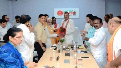 वाराणसी नगर निगम की कार्यकारिणी में सोमवार को नरसिंह दास चौथी बार निर्विरोध उपसभापति चुने गए। स्मार्ट सिटी सभागार में महापौर अशोक तिवारी की अध्यक्षता में हुई बैठक में उनके नाम का सर्वसम्मति से अनुमोदन किया गया। नव-निर्वाचित उपसभापति ने सभी पार्षदों को साथ लेकर निष्पक्ष, ईमानदार कार्य करने और जनता की समस्याओं के समाधान को प्राथमिकता देने का संकल्प व्यक्त किया।