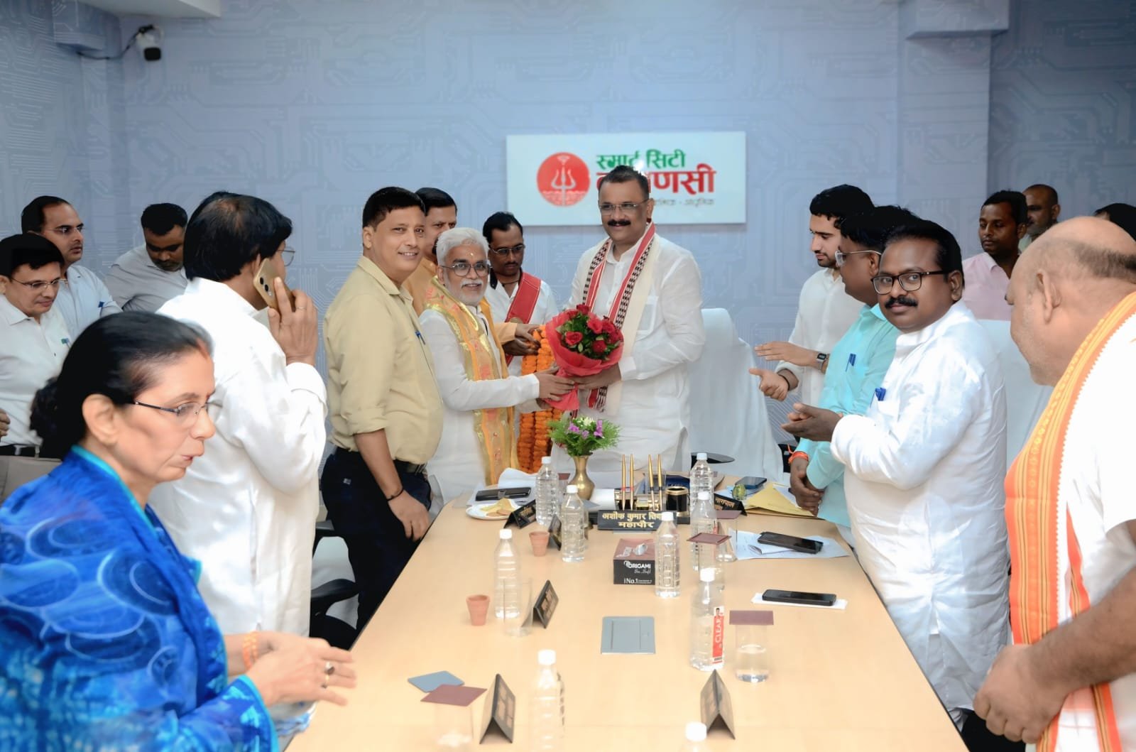 वाराणसी नगर निगम की कार्यकारिणी में सोमवार को नरसिंह दास चौथी बार निर्विरोध उपसभापति चुने गए। स्मार्ट सिटी सभागार में महापौर अशोक तिवारी की अध्यक्षता में हुई बैठक में उनके नाम का सर्वसम्मति से अनुमोदन किया गया। नव-निर्वाचित उपसभापति ने सभी पार्षदों को साथ लेकर निष्पक्ष, ईमानदार कार्य करने और जनता की समस्याओं के समाधान को प्राथमिकता देने का संकल्प व्यक्त किया।