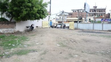 वाराणसी नगर निगम ने बीएलडब्ल्यू रोड स्थित ककरमत्ता में लगभग 100 करोड़ रुपये मूल्य की करीब एक बीघा सरकारी पोखरी भूमि को अतिक्रमण से मुक्त कराया। न्यायालय द्वारा भूमिधरी दावा खारिज किए जाने के बाद निगम ने तीन जेसीबी की मदद से पोखरे की खुदाई शुरू कर दी। महापौर अशोक कुमार तिवारी ने कहा कि पोखरे को उसके मूल स्वरूप में विकसित कर सौंदर्यीकरण किया जाएगा, जिससे भूजल स्तर में सुधार और पर्यावरण संरक्षण को बढ़ावा मिलेगा।