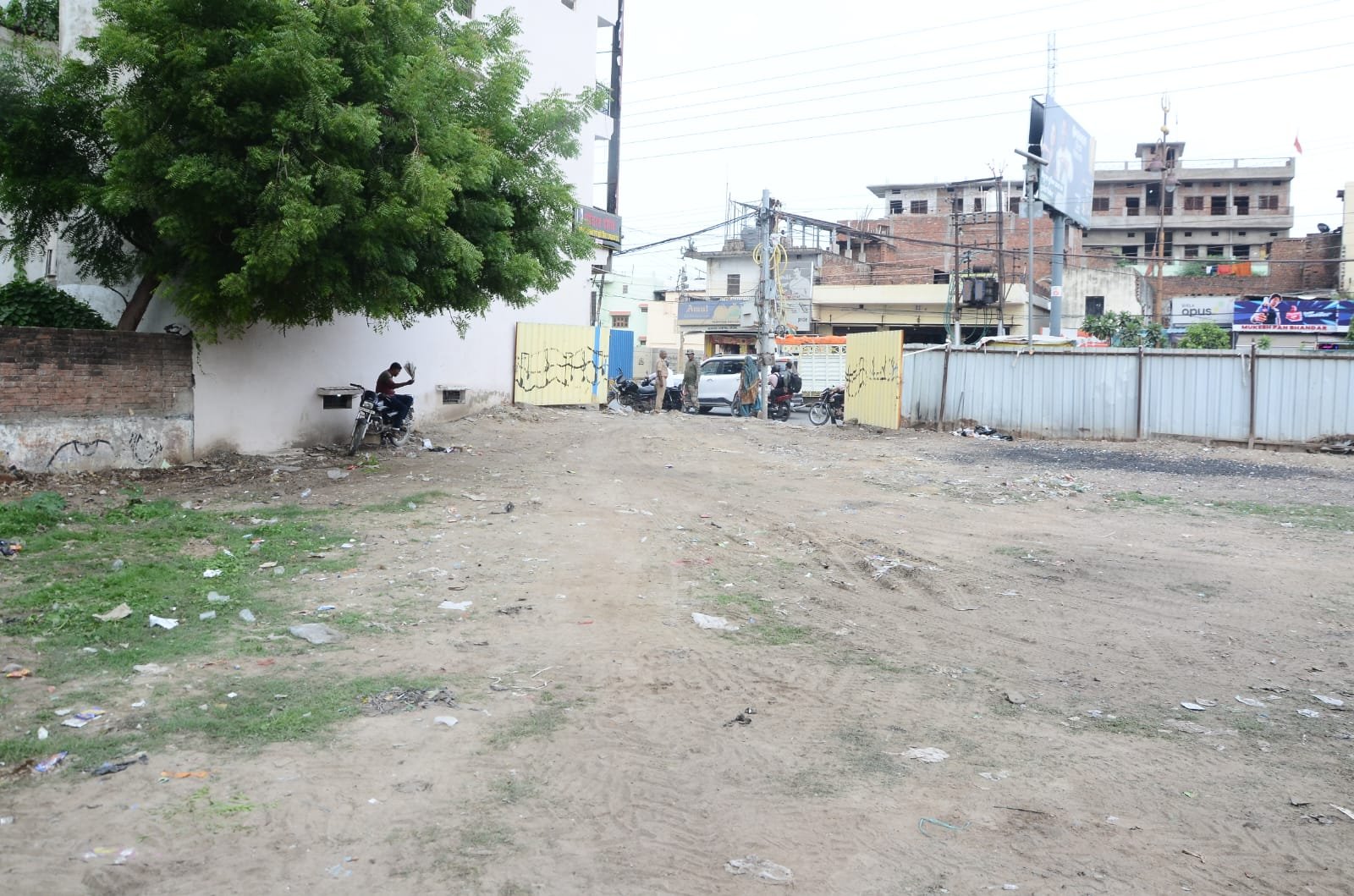 वाराणसी नगर निगम ने बीएलडब्ल्यू रोड स्थित ककरमत्ता में लगभग 100 करोड़ रुपये मूल्य की करीब एक बीघा सरकारी पोखरी भूमि को अतिक्रमण से मुक्त कराया। न्यायालय द्वारा भूमिधरी दावा खारिज किए जाने के बाद निगम ने तीन जेसीबी की मदद से पोखरे की खुदाई शुरू कर दी। महापौर अशोक कुमार तिवारी ने कहा कि पोखरे को उसके मूल स्वरूप में विकसित कर सौंदर्यीकरण किया जाएगा, जिससे भूजल स्तर में सुधार और पर्यावरण संरक्षण को बढ़ावा मिलेगा।