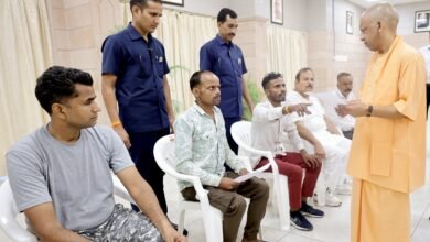 लखनऊ में आयोजित जनता दर्शन कार्यक्रम में मुख्यमंत्री योगी आदित्यनाथ ने विभिन्न जिलों से आए लोगों की समस्याएं सुनीं और अधिकारियों को समयबद्ध व निष्पक्ष समाधान सुनिश्चित करने के निर्देश दिए। उन्होंने अपराध, अवैध कब्जे और चिकित्सा सहायता से जुड़े मामलों में त्वरित कार्रवाई पर जोर दिया। मुख्यमंत्री ने अभिभावकों के साथ आए बच्चों से बातचीत कर उनकी पढ़ाई और रुचि के बारे में जाना, उन्हें चॉकलेट भेंट की तथा शिक्षा के साथ खेल, संगीत और कला जैसी गतिविधियों में भी आगे बढ़ने के लिए प्रेरित किया।