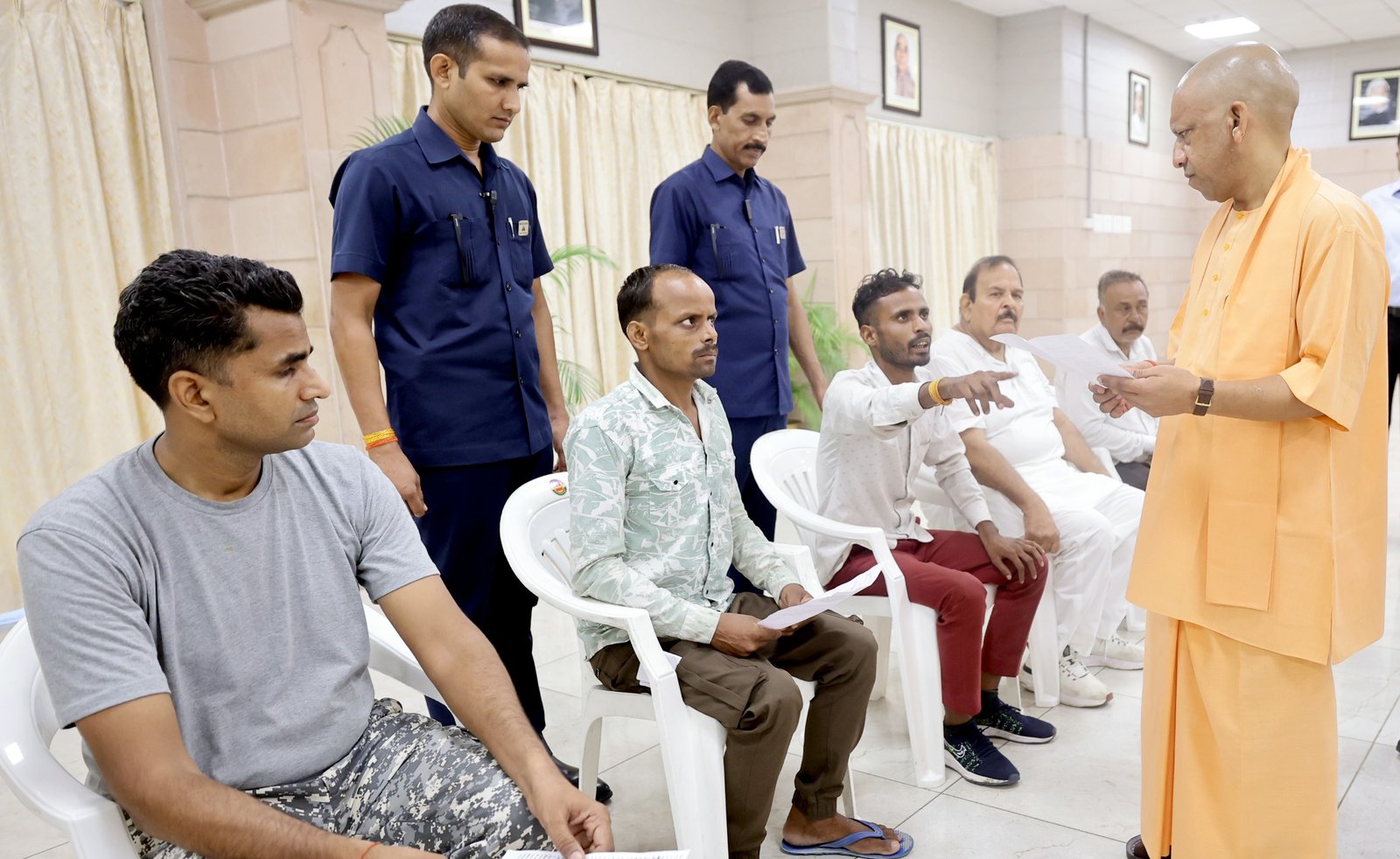 लखनऊ में आयोजित जनता दर्शन कार्यक्रम में मुख्यमंत्री योगी आदित्यनाथ ने विभिन्न जिलों से आए लोगों की समस्याएं सुनीं और अधिकारियों को समयबद्ध व निष्पक्ष समाधान सुनिश्चित करने के निर्देश दिए। उन्होंने अपराध, अवैध कब्जे और चिकित्सा सहायता से जुड़े मामलों में त्वरित कार्रवाई पर जोर दिया। मुख्यमंत्री ने अभिभावकों के साथ आए बच्चों से बातचीत कर उनकी पढ़ाई और रुचि के बारे में जाना, उन्हें चॉकलेट भेंट की तथा शिक्षा के साथ खेल, संगीत और कला जैसी गतिविधियों में भी आगे बढ़ने के लिए प्रेरित किया।