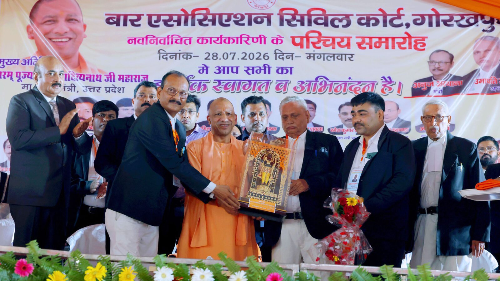 गोरखपुर में बार एसोसिएशन सिविल कोर्ट के परिचय समारोह में मुख्यमंत्री योगी आदित्यनाथ ने अधिवक्ताओं के लिए कैशलेस इलाज की व्यवस्था लागू करने का बड़ा आश्वासन दिया। उन्होंने अधिवक्ताओं को लोकतंत्र का महत्वपूर्ण स्तंभ बताते हुए देश और समाज के खिलाफ होने वाली साजिशों के प्रति सतर्क रहने का आह्वान किया। मुख्यमंत्री ने अधिवक्ता कल्याण, कानून व्यवस्था, नए कानूनों के प्रभावी क्रियान्वयन और उत्तर प्रदेश के विकास कार्यों पर भी विस्तार से अपनी सरकार की उपलब्धियां गिनाईं।