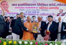 गोरखपुर में बार एसोसिएशन सिविल कोर्ट के परिचय समारोह में मुख्यमंत्री योगी आदित्यनाथ ने अधिवक्ताओं के लिए कैशलेस इलाज की व्यवस्था लागू करने का बड़ा आश्वासन दिया। उन्होंने अधिवक्ताओं को लोकतंत्र का महत्वपूर्ण स्तंभ बताते हुए देश और समाज के खिलाफ होने वाली साजिशों के प्रति सतर्क रहने का आह्वान किया। मुख्यमंत्री ने अधिवक्ता कल्याण, कानून व्यवस्था, नए कानूनों के प्रभावी क्रियान्वयन और उत्तर प्रदेश के विकास कार्यों पर भी विस्तार से अपनी सरकार की उपलब्धियां गिनाईं।