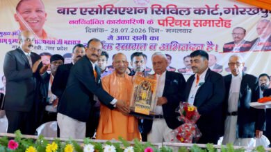 गोरखपुर में बार एसोसिएशन सिविल कोर्ट के परिचय समारोह में मुख्यमंत्री योगी आदित्यनाथ ने अधिवक्ताओं के लिए कैशलेस इलाज की व्यवस्था लागू करने का बड़ा आश्वासन दिया। उन्होंने अधिवक्ताओं को लोकतंत्र का महत्वपूर्ण स्तंभ बताते हुए देश और समाज के खिलाफ होने वाली साजिशों के प्रति सतर्क रहने का आह्वान किया। मुख्यमंत्री ने अधिवक्ता कल्याण, कानून व्यवस्था, नए कानूनों के प्रभावी क्रियान्वयन और उत्तर प्रदेश के विकास कार्यों पर भी विस्तार से अपनी सरकार की उपलब्धियां गिनाईं।