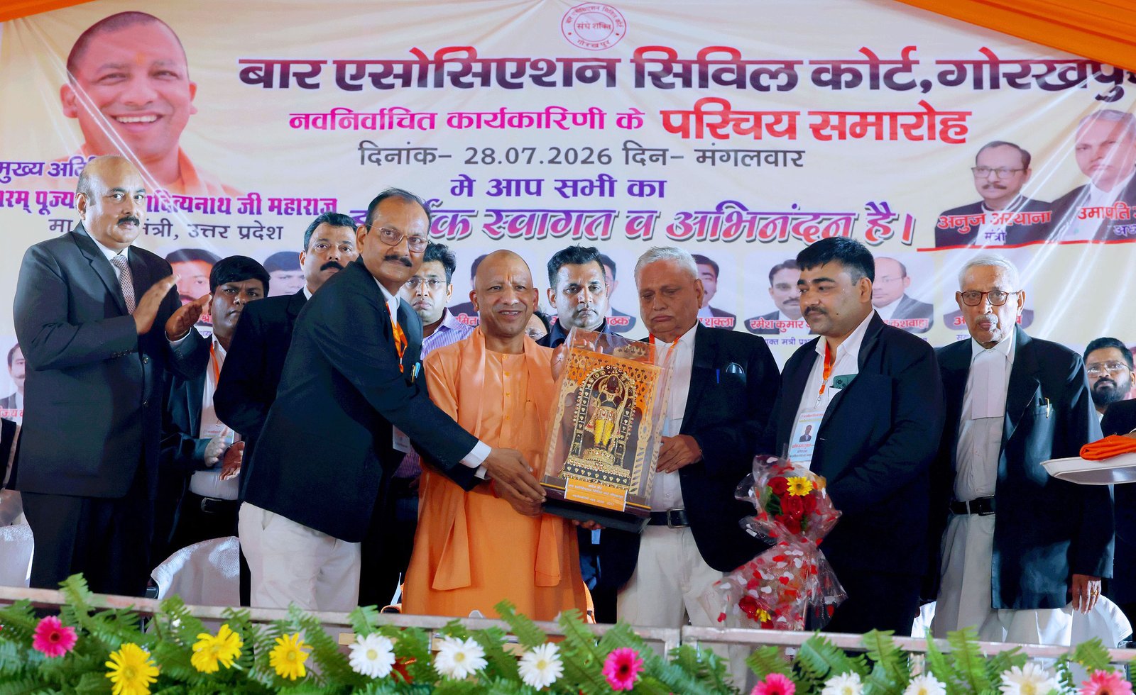 गोरखपुर में बार एसोसिएशन सिविल कोर्ट के परिचय समारोह में मुख्यमंत्री योगी आदित्यनाथ ने अधिवक्ताओं के लिए कैशलेस इलाज की व्यवस्था लागू करने का बड़ा आश्वासन दिया। उन्होंने अधिवक्ताओं को लोकतंत्र का महत्वपूर्ण स्तंभ बताते हुए देश और समाज के खिलाफ होने वाली साजिशों के प्रति सतर्क रहने का आह्वान किया। मुख्यमंत्री ने अधिवक्ता कल्याण, कानून व्यवस्था, नए कानूनों के प्रभावी क्रियान्वयन और उत्तर प्रदेश के विकास कार्यों पर भी विस्तार से अपनी सरकार की उपलब्धियां गिनाईं।