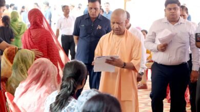 गोरखपुर में गुरु पूर्णिमा के अवसर पर मुख्यमंत्री योगी आदित्यनाथ ने गोरखनाथ मंदिर में जनता दर्शन कर करीब 200 लोगों की समस्याएं सुनीं। उन्होंने अधिकारियों को सभी मामलों का त्वरित और संतोषजनक समाधान सुनिश्चित करने के निर्देश दिए। गंभीर बीमारियों से पीड़ित लोगों को आर्थिक सहायता का भरोसा दिलाते हुए कहा कि धन के अभाव में किसी का इलाज नहीं रुकेगा।