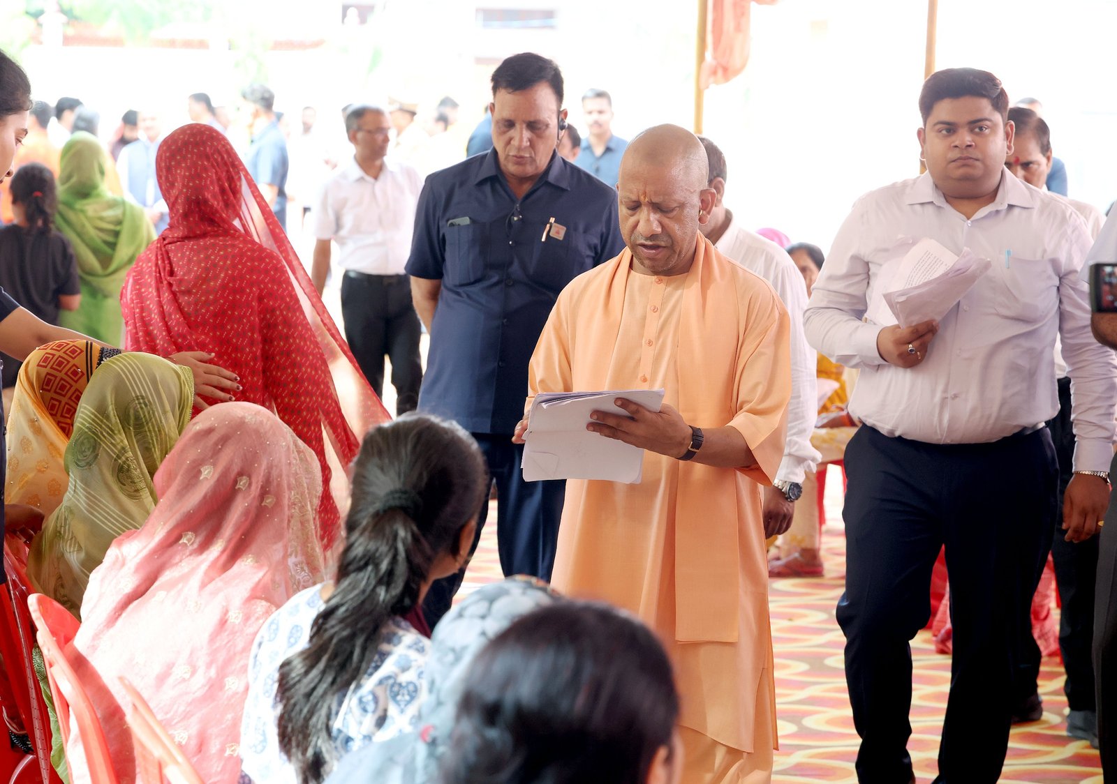 गोरखपुर में गुरु पूर्णिमा के अवसर पर मुख्यमंत्री योगी आदित्यनाथ ने गोरखनाथ मंदिर में जनता दर्शन कर करीब 200 लोगों की समस्याएं सुनीं। उन्होंने अधिकारियों को सभी मामलों का त्वरित और संतोषजनक समाधान सुनिश्चित करने के निर्देश दिए। गंभीर बीमारियों से पीड़ित लोगों को आर्थिक सहायता का भरोसा दिलाते हुए कहा कि धन के अभाव में किसी का इलाज नहीं रुकेगा।