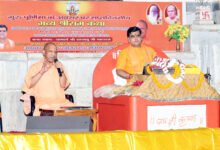 गुरु पूर्णिमा के अवसर पर गोरखनाथ मंदिर में आयोजित श्रीरामकथा के विश्राम सत्र में मुख्यमंत्री योगी आदित्यनाथ ने नागरिकों से भारत विरोधी साजिशों और सनातन संस्कृति पर आघात करने वाली ताकतों से सतर्क रहने का आह्वान किया। उन्होंने कहा कि देश तेजी से प्रगति कर रहा है और कुछ शक्तियां इसे अस्थिर करने का प्रयास कर रही हैं। मुख्यमंत्री ने गुरु परंपरा, राष्ट्रहित, सामाजिक एकता और सांस्कृतिक मूल्यों की रक्षा के लिए सभी से जागरूक रहने की अपील की।