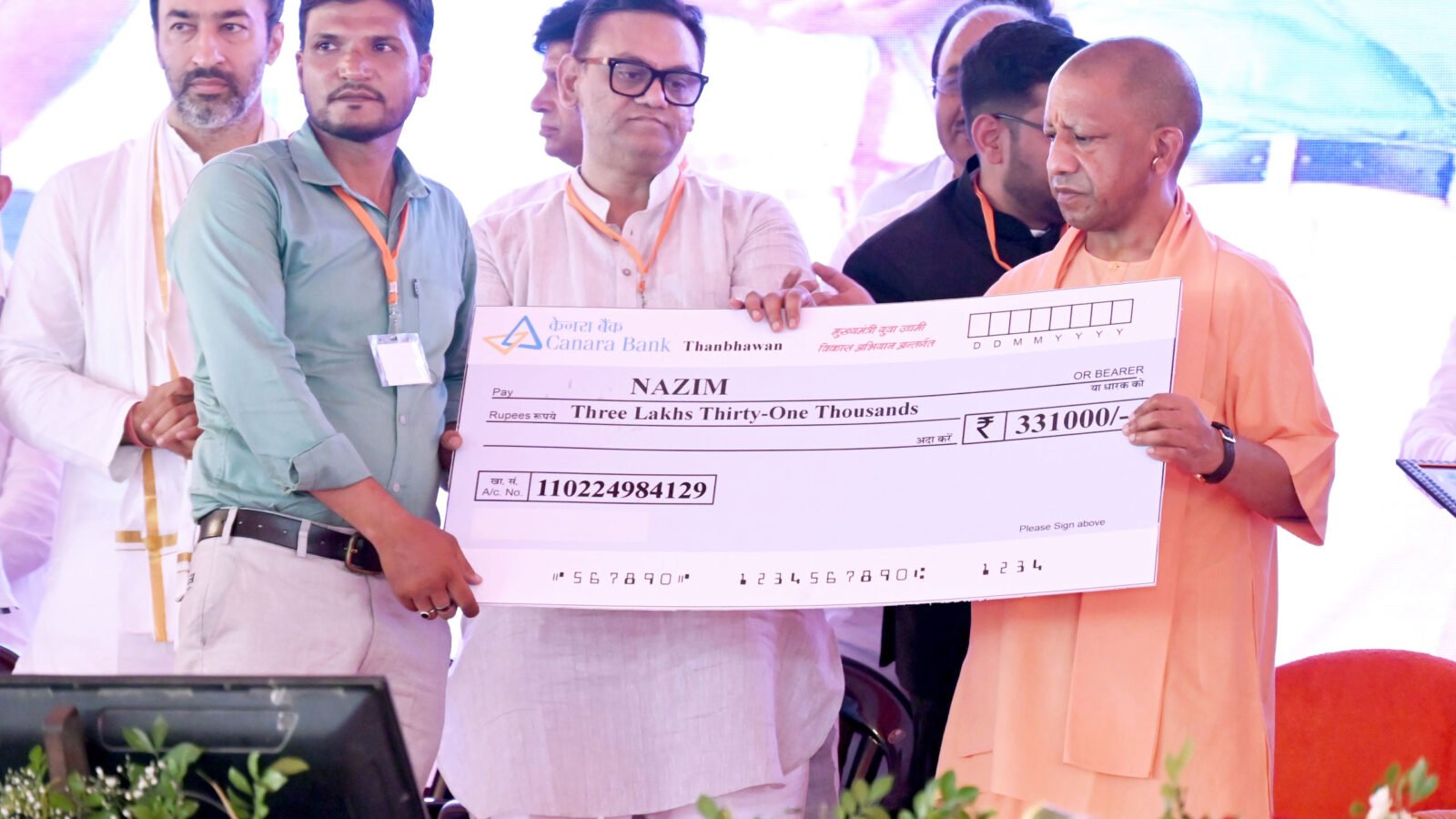 शामली के कैराना में आयोजित जनसभा के दौरान एक युवक ने मुख्यमंत्री योगी आदित्यनाथ को उनका हाथ से बनाया चित्र भेंट किया। मुख्यमंत्री ने युवक को मंच पर बुलाकर उससे बातचीत की और आशीर्वाद दिया। इससे पहले उन्होंने निर्माणाधीन पीएसी परिसर का निरीक्षण कर कार्यों की समीक्षा की। कार्यक्रम में चयनित आंगनबाड़ी कार्यकर्त्रियों को नियुक्ति पत्र तथा प्रधानमंत्री आवास योजना, मुख्यमंत्री युवा स्वरोजगार, बाल सेवा योजना सहित विभिन्न सरकारी योजनाओं के लाभार्थियों को स्वीकृति पत्र, चेक और चाबियां वितरित कीं।