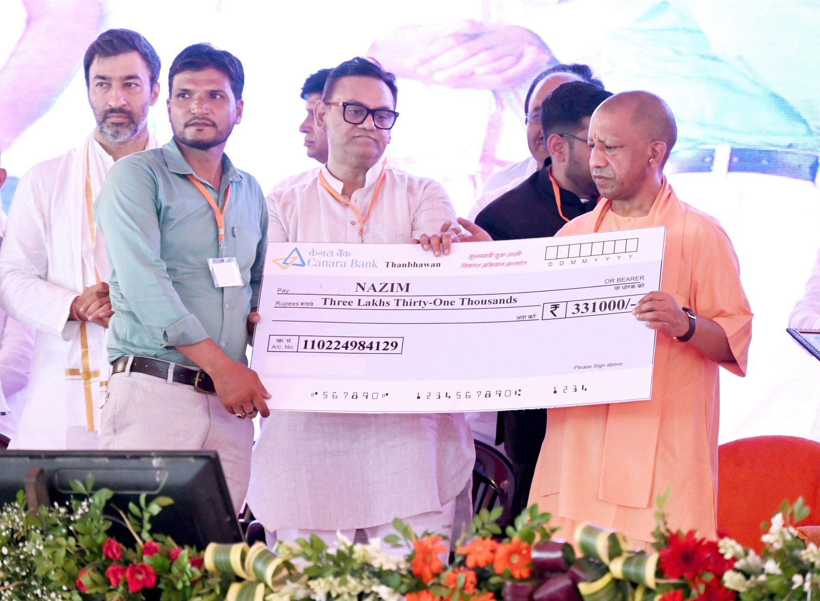 शामली के कैराना में आयोजित जनसभा के दौरान एक युवक ने मुख्यमंत्री योगी आदित्यनाथ को उनका हाथ से बनाया चित्र भेंट किया। मुख्यमंत्री ने युवक को मंच पर बुलाकर उससे बातचीत की और आशीर्वाद दिया। इससे पहले उन्होंने निर्माणाधीन पीएसी परिसर का निरीक्षण कर कार्यों की समीक्षा की। कार्यक्रम में चयनित आंगनबाड़ी कार्यकर्त्रियों को नियुक्ति पत्र तथा प्रधानमंत्री आवास योजना, मुख्यमंत्री युवा स्वरोजगार, बाल सेवा योजना सहित विभिन्न सरकारी योजनाओं के लाभार्थियों को स्वीकृति पत्र, चेक और चाबियां वितरित कीं।